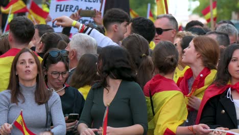 Los-Manifestantes-Gritan-Consignas-Mientras-Se-Reúnen-Durante-Una-Manifestación-Masiva-Contra-El-Acuerdo-Del-Partido-Socialista-Del-Psoe-Con-Junts-Per-Catalunya-Frente-A-La-Oficina-Central-Del-Psoe.