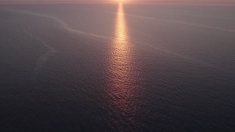 Luftaufnahme-Von-Booten-Auf-Ruhigem-Meer-Mit-Menschen-Bei-Sonnenuntergang,-Cefalu,-Sizilien,-Italien