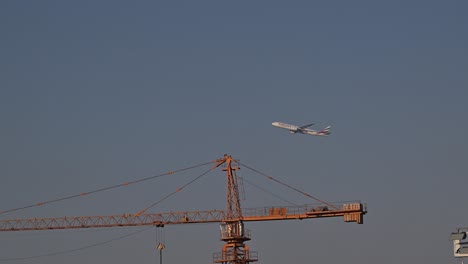 Un-Vuelo-De-La-Aerolínea-Emirates-Inicia-Su-Viaje-Tras-Despegar-Del-Aeropuerto-Internacional-De-Dubai,-Emiratos-árabes-Unidos,-Elevándose-Hacia-Los-Cielos-En-Su-Ruta-Hacia-Su-Destino