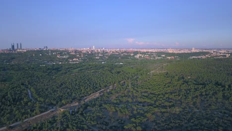 Skyline-Von-Madrid-Erhebt-Sich-Hinter-Dem-Club-De-Campo