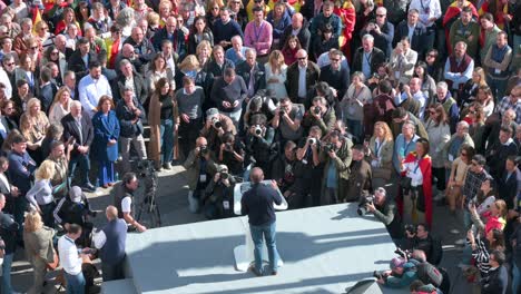 Partido-Popular-Spricht-Während-Einer-Demonstration-Gegen-Den-Deal-Der-Sozialistischen-Partei-PSOE-Mit-Junts-Per-Catalunya-An-Der-Puerta-Del-Sol-In-Madrid