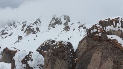 Schneebedeckte-Gipfel-Der-Ciucas-Berge-Ragen-Durch-Die-Wolken,-Dramatische-Winterlandschaft
