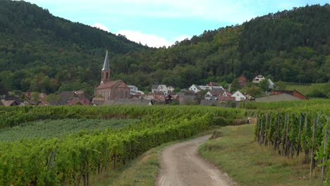 Schöne-Kirche-In-Der-Nähe-Von-Weinbergen-Am-Stadtrand-Von-Colmar-In-Ostfrankreich