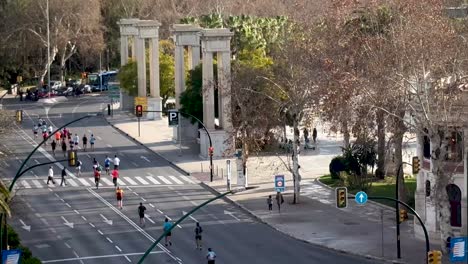 Gente-Corriendo-Un-Pequeño-Maratón-En-La-Calle-De-La-Ciudad-En-Un-Domingo-Soleado