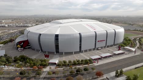 Estadio-State-Farm,-Sede-Del-Equipo-De-La-Liga-Nacional-De-Fútbol-De-Los-Cardenales-De-Arizona-En-Glendale,-Arizona,-Con-Video-De-Drones-De-Cerca-Moviéndose-En-Círculo