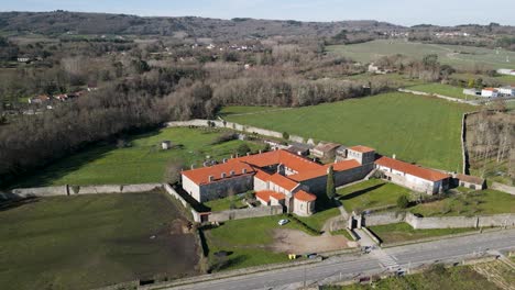 Panorama-Luftaufnahme-Hinunter-Zum-Kloster-San-Salvador-De-Ferreira-Am-Mittag