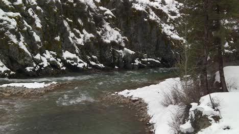 Verschneiter-Gebirgsbach-Fließt-Im-Winter