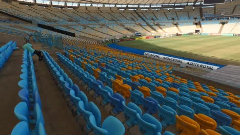 Río-De-Janeiro,-Brasil,-Estadio-De-Fútbol-Maracaná,-Panorámica-Desde-La-Tribuna-Vacía-Hasta-El-Campo-De-Hierba-Verde