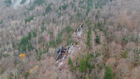 Majestic-Waterfall-Amidst-Fall-Trees-In-Mount-Washington,-New-Hampshire,-USA