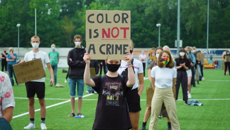 Black-Lives-Matter-Protest-In-Den-Niederlanden,-Kaukasische-Jugendliche-Zeigen-Unterstützung