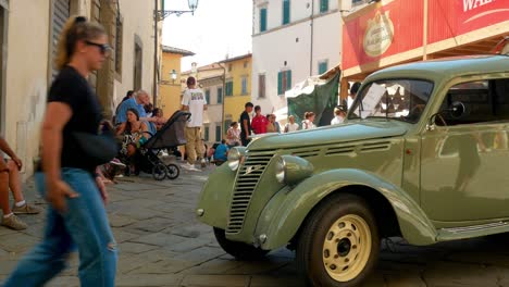 Un-Camión-Antiguo-Estacionado-En-Exhibición-En-Medio-De-La-Calle-En-El-Festival-Del-Cochinillo-De-Monte-San-Savino.