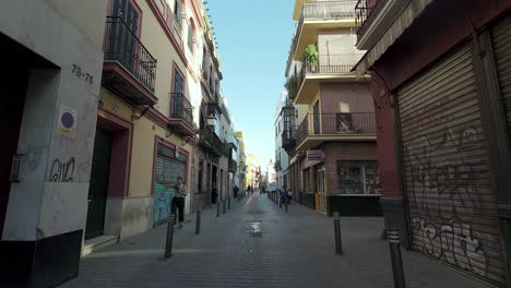 Caminando-En-Un-Barrio-Incompleto-De-La-Ciudad,-Vista-En-Primera-Persona-En-Cámara-Lenta