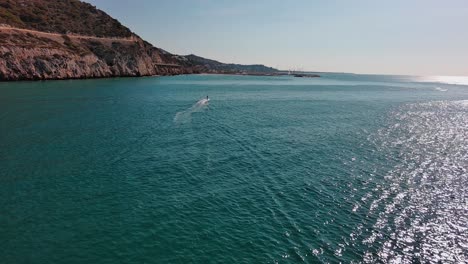 Skate-Surf-A-Lo-Largo-De-La-Costa-De-Port-Ginesta-En-España