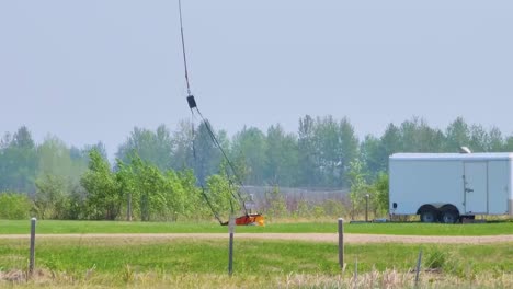 Helibucket---Eimer-An-Einem-Kabel-Von-Einem-Hubschrauber-Getragen,-Um-Wasser-Für-Die-Brandbekämpfung-Aus-Der-Luft-Zu-Liefern