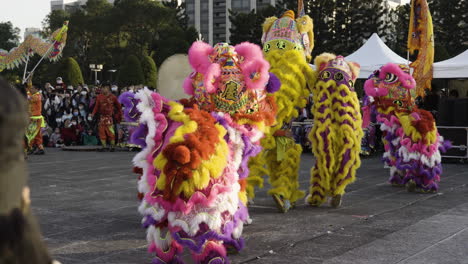 Danza-Tradicional-Del-León-Y-Del-Dragón-De-Lomos-Con-Trajes-Coloridos-Y-Vibrantes-Mientras-Se-Inclinan,-Taipei,-Taiwán