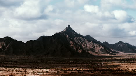 Las-Nubes-Proyectan-Sombras-Dramáticas-Sobre-Las-Montañas-Dateland-Arizona-Palomas-En-El-Desierto-De-Sonora