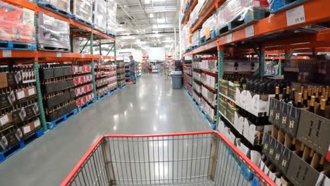 POV---Langsames-Schieben-Einer-Karte-An-Wein--Und-Schnapsflaschen-In-Einem-Lokalen-Costco-Vorbei