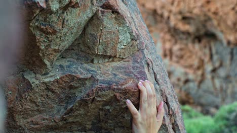 Hand-Hilflos-An-Der-Klippe-Festhalten-Und-Langsam-Loslassen