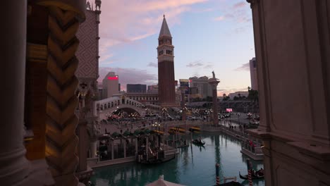Malerischer-Blick-Auf-Den-Sonnenuntergang-Des-Venetian-Resorts-In-Las-Vegas,-Eingerahmt-Durch-Säulen