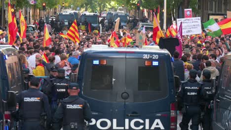 Polizisten-Stehen-Wache-Vor-Demonstranten,-Die-Sich-Gegen-Die-Sozialistische-Partei-PSOE-Versammelt-Haben,-Nachdem-Sie-Einer-Amnestie-Für-Die-Am-Abspaltungsversuch-In-Katalonien-Beteiligten-Personen-Zugestimmt-Hatten