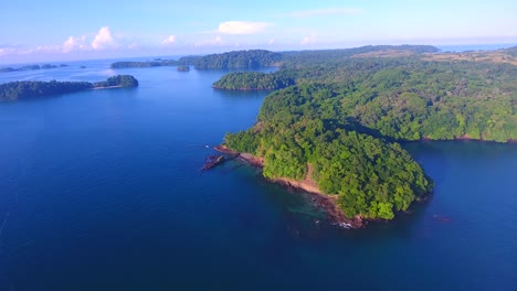 Einrumpfsegelboote-Vor-Anker-In-Einer-Bucht-Mit-Ruhigem-Wasser-Vor-Der-Küste-Der-Insel-Parida-In-Einem-Archipel-In-Panama