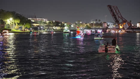 Beleuchtete-Bootsparade-Am-Riverwalk-Bei-Nacht,-Tampa,-Florida