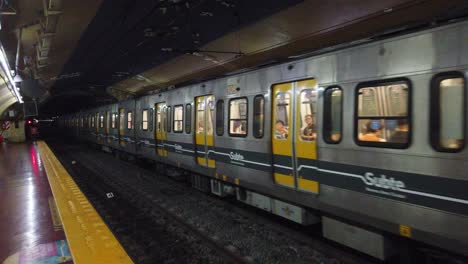 Gelber-Oldtimerzug-Kommt-In-Unterirdischer-U-Bahnstation-An,-Buenos-Aires,-Argentinien,-öffentliche-Verkehrsmittel-Der-Subte