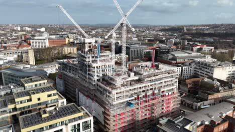 Neubauwohnungen,-Stadtzentrum-Von-Bristol,-Großbritannien,-Luftaufnahme-Einer-Drohne