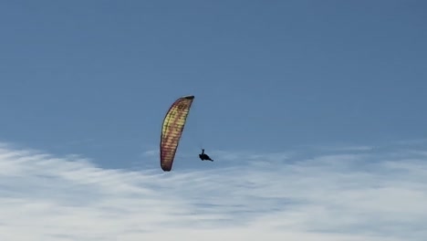 Solo-Parapente-Haciendo-Trucos-A-Lo-Largo-De-La-Costa-En-El-Planeador-Torrey-Pines-En-La-Jolla,-California.