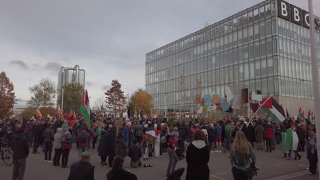 Una-Toma-Amplia-De-Manifestantes-Pro-Palestinos-Frente-A-La-Sede-De-La-BBC-De-Escocia.