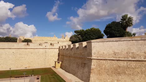 Strahlend-Blauer-Himmel-Mit-Flauschigen-Weißen-Wolken-über-Den-Alten-Mauern-Und-Befestigungsanlagen-Von-Mdina,-Malta