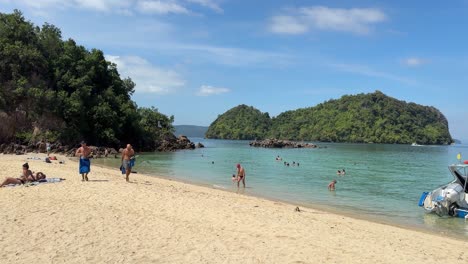 Turistas-Relajante-Playa-De-Arena-Mar-De-Andamán-Isla-Del-Sudeste-Asiático-Destino-De-Vacaciones