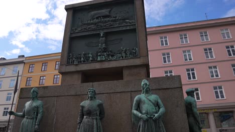 Monumento-Al-Marinero-En-El-Centro-De-Bergen,-Noruega.