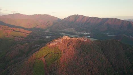Drone-Aéreo-Gira-Sobre-La-Cordillera-Japonesa-En-Hyogo-Asago-Paisaje-El-Cielo-Está-Despejado-Alrededor-De-Las-Ruinas-Del-Castillo-De-Takeda