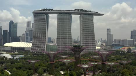 Jardines-Junto-A-La-Bahía-Con-El-Hotel-Marina-Bay-Sands-Desde-Una-Toma-Panorámica-Aérea-En-Singapur