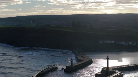 Estableciendo-Una-Toma-De-Drones-De-Whitby-Bay-Y-Abbey-En-Marea-Alta,-Yorkshire