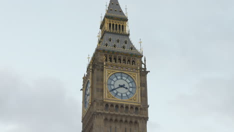 Toma-De-ángulo-Bajo-De-La-Torre-Elizabeth-Big-Ben-En-Londres,-Inglaterra-Durante-El-Día