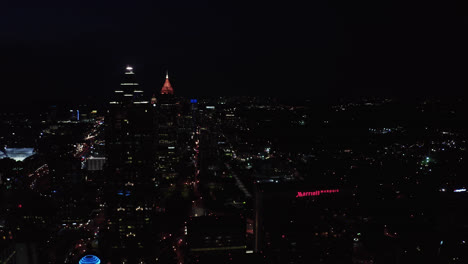 Beleuchtung-Der-Stadt-Atlanta-Bei-Nacht-Mit-Marriott-Hotel-Und-Wolkenkratzern