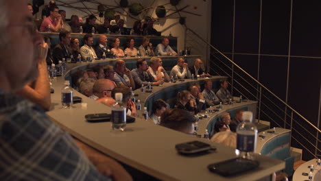 Gran-Audiencia-Escuchando-Atentamente-La-Presentación-Del-Discurso-De-Apertura-En-La-Sala-Universitaria