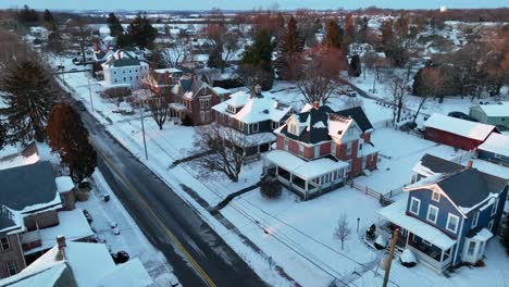 Amerikanische-Häuser-Und-Wohnungen-In-Einer-Kleinstadt-Während-Eines-Verschneiten-Wintertages