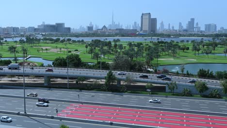 Vista-Del-Horizonte-De-Dubai-Desde-Deira-Mientras-El-Tráfico-Fluye-En-La-Carretera-Del-Aeropuerto-En-Dubai,-Emiratos-árabes-Unidos