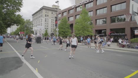 Hoopfest-2018-–-Weitwinkelaufnahme-Eines-Basketballspiels-Der-Mädchen