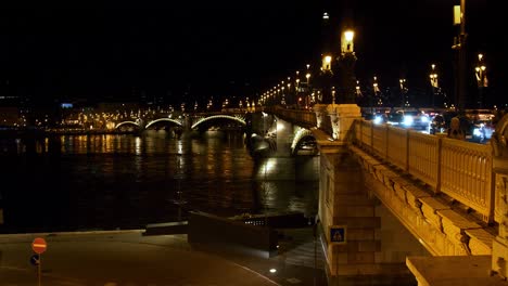 Blick-Auf-Die-Innenstadt-Von-Budapest-Mit-Margaretenbrücke-Und-Donau-Bei-Nacht,-Lichtreflexionen,-Fließender-Verkehr,-Weitwinkelaufnahme