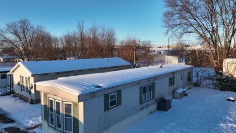 Schneebedecktes-Mobilheim-Wohnwagen-Haus-In-Der-Wintersaison