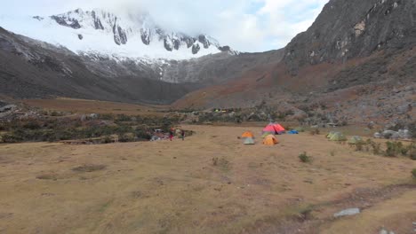 Campamento-De-Segunda-Base-De-Santa-Cruz-Trek,-Vista-Increíble-De-Las-Montañas-En-Perú-Los-Andes