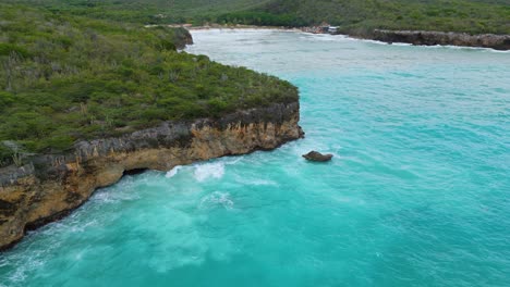 Die-Klippen-Des-Strandes-Santa-Cruz-In-Westpunt,-Curaçao,-Werden-Von-Starken,-Aufgewühlten-Meereswellen-Einer-Großen-Sturmflut-Bombardiert