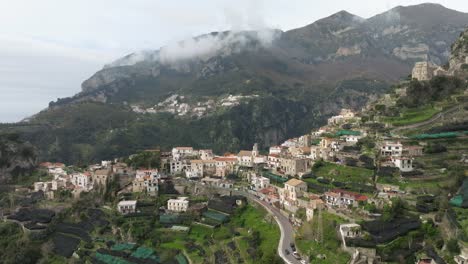 Malerische-Aussicht-Auf-Das-Dorf-Ravello-Mit-Nebligen-Bergen-An-Der-Amalfiküste,-Italien,-Bei-Tageslicht