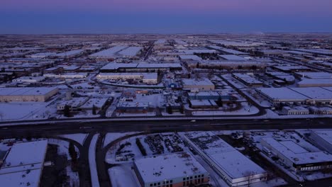Rosa-Und-Blauer-Sonnenuntergang-über-Calgarys-Winterlicher-Industrielandschaft