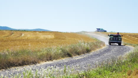 Hermosa-Foto-De-Un-Hombre-Conduciendo-Por-Un-Camino-Rural-En-El-Campo-Con-Una-Camioneta-Descapotable