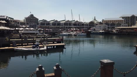 Panorámica-Lenta-De-La-Costa-De-Ciudad-Del-Cabo-En-Un-Día-Soleado